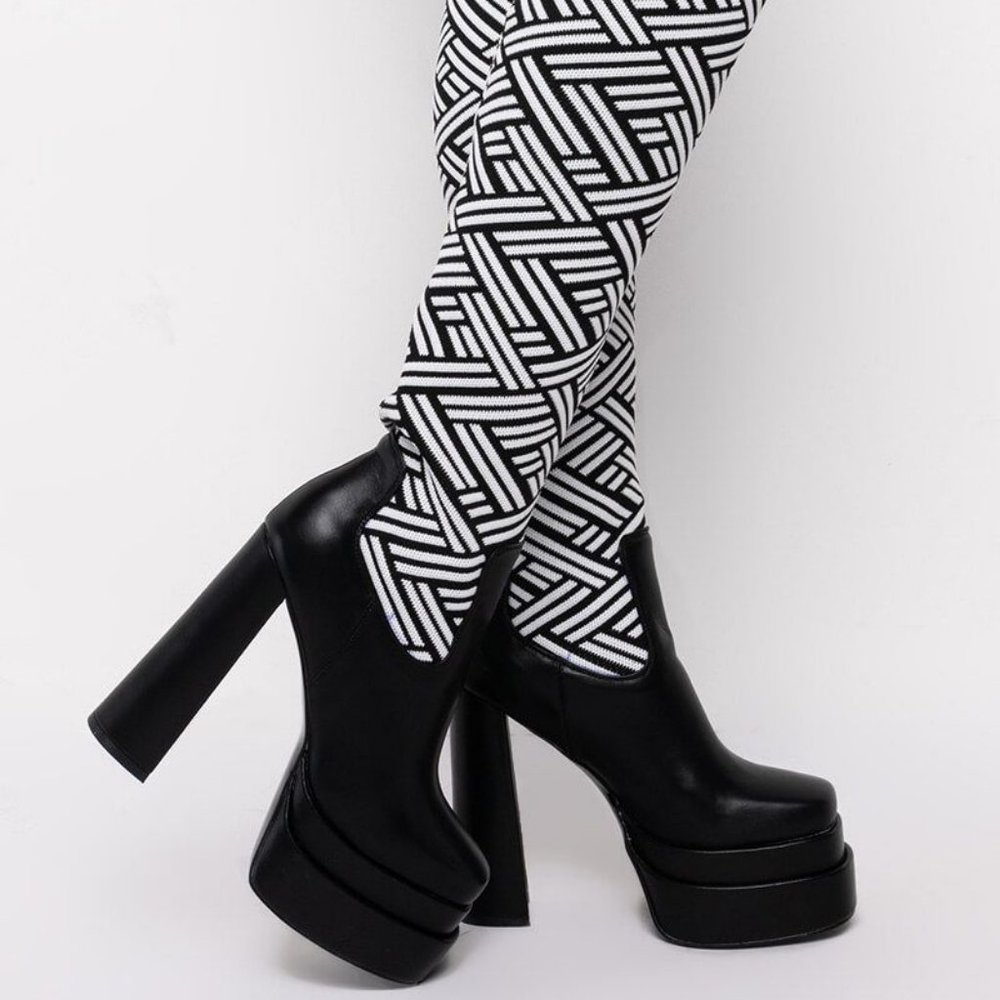 AZALEA WANG NOT YOUR AVERAGE TALK CHUNKY BOOT IN BLACK WHITE ( BRAND NEW !!!! )